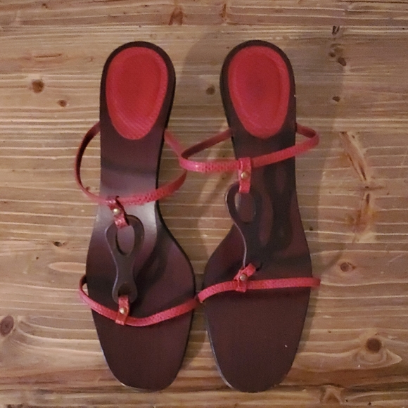 Vintage Gucci Heels  in Red with Wood Design - Picture 3 of 5